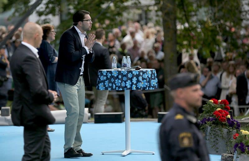 Jimmie Åkesson talar på Almedalsscenen. På scenen finns också en säpo-vakt och framför scenen en polis